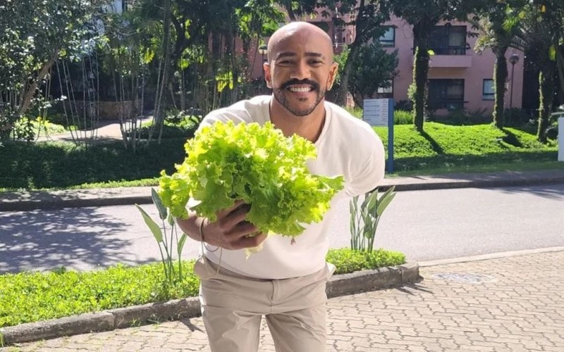 Ricardo publica foto segurando alface