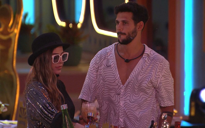 Rodrigo desabafa com Laís: 