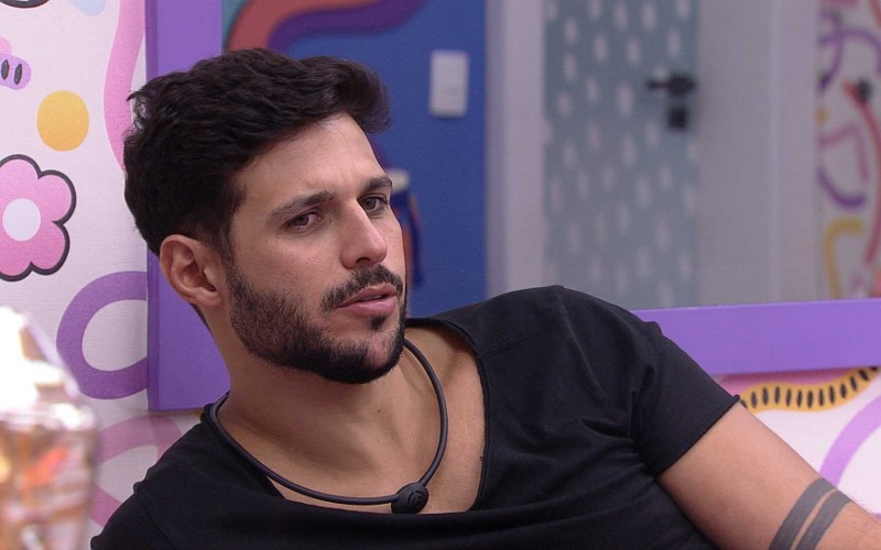 Rodrigo sobre Naiara Azevedo: 