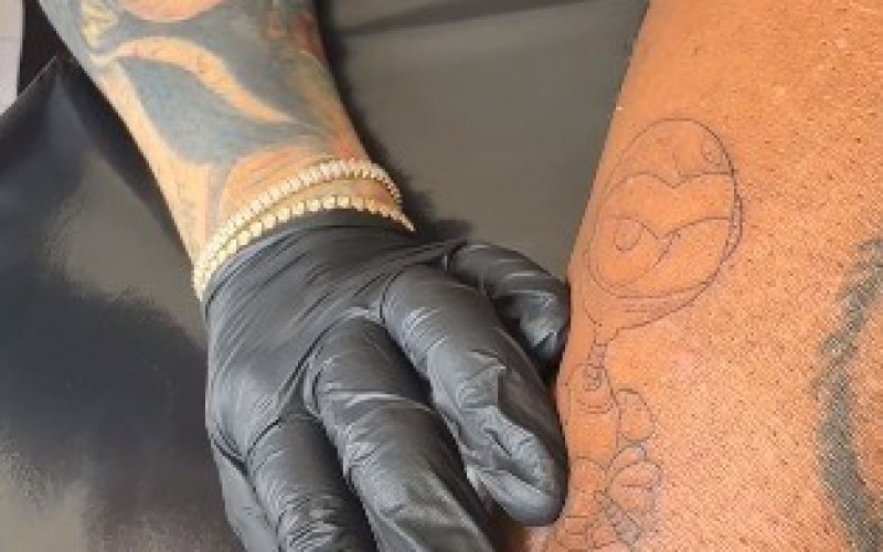 Rodriguinho faz tatuagem em homenagem ao BBB 24: 