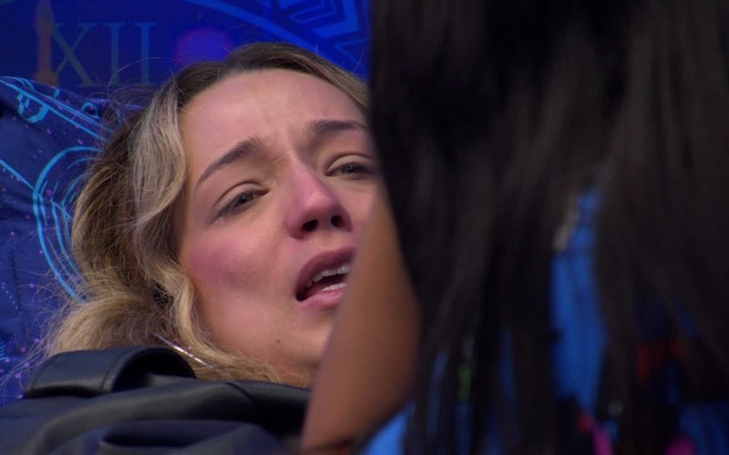 Samira chora e Chaiany a tranquiliza: 