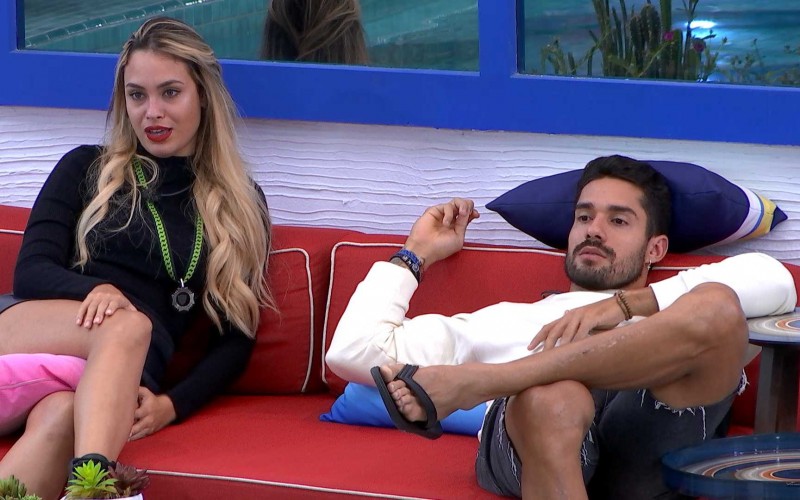 Sarah dispara sobre Arthur: 