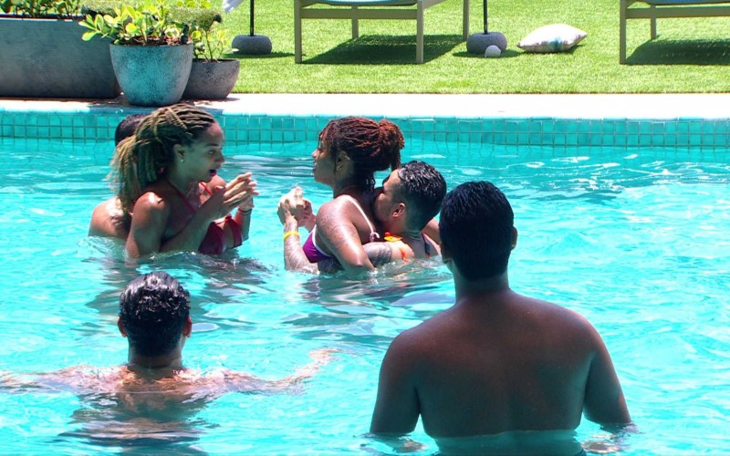 Sisters do BBB 25 simulam briga na piscina: 
