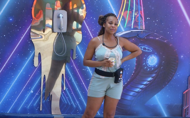 Sol Vega chora no jardim e desabafa: 