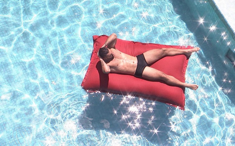 Sozinho, Arthur curte piscina no BBB21