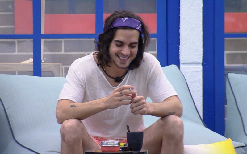 Sozinho, Fiuk chora e ri ao mesmo tempo no BBB21