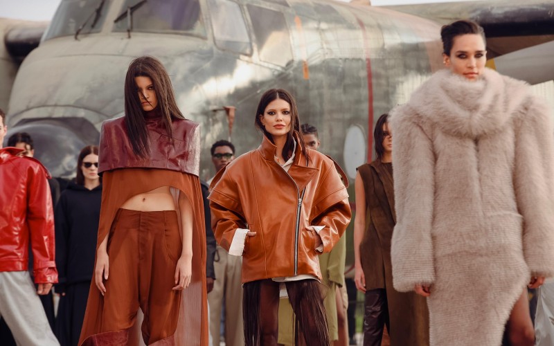 Vitória Strada retorna às passarelas em desfile no SPFW N60: "Relembrar os velhos tempos"