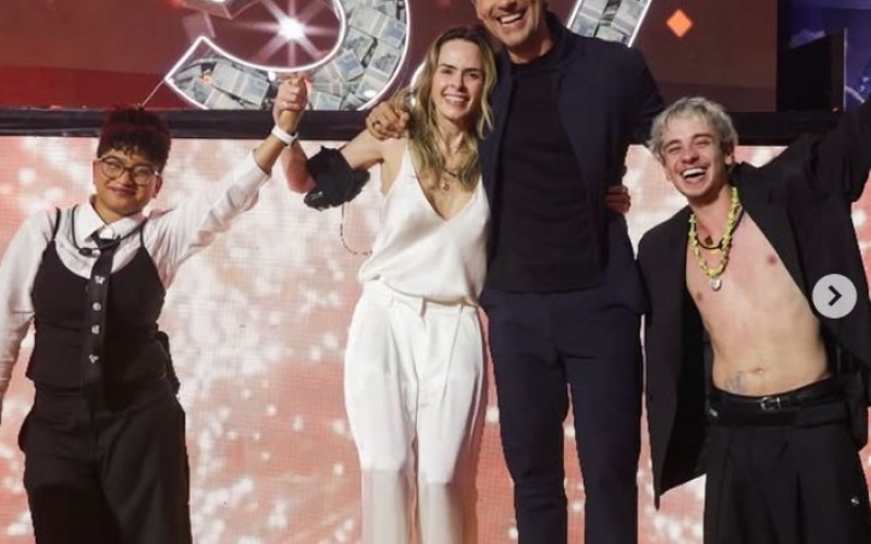 Tadeu Schmidt abre álbum de fotos com finalistas do BBB 26