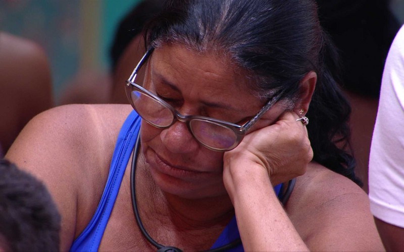 Tadeu Schmidt dá susto em sister: 