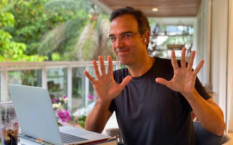 Tadeu Schmidt mandou avisar que faltam 10 dias para o BBB22: 