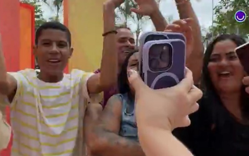 Tadeu Schmidt surpreende fãs que acompanham Caravana BBB 25