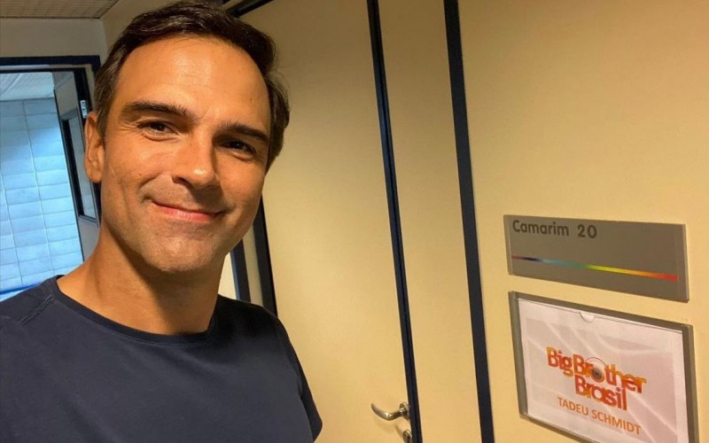 Tadeu Schmidt visita camarim e estúdio do BBB22: 