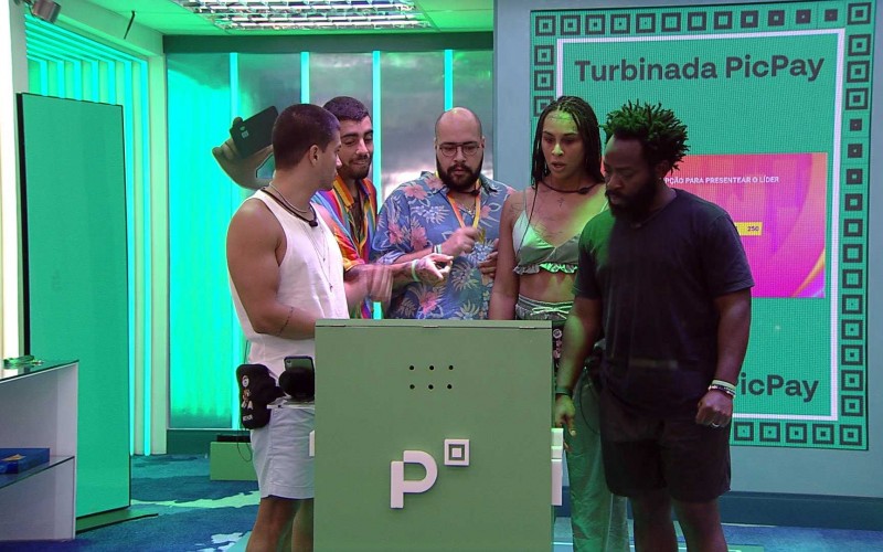 Tiago Abravanel e brothers escolhem itens para Festa do Líder