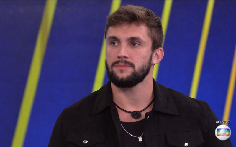 Após eliminação, Arthur fala com Tiago Leifert sobre romance com Carla Diaz no BBB21: 