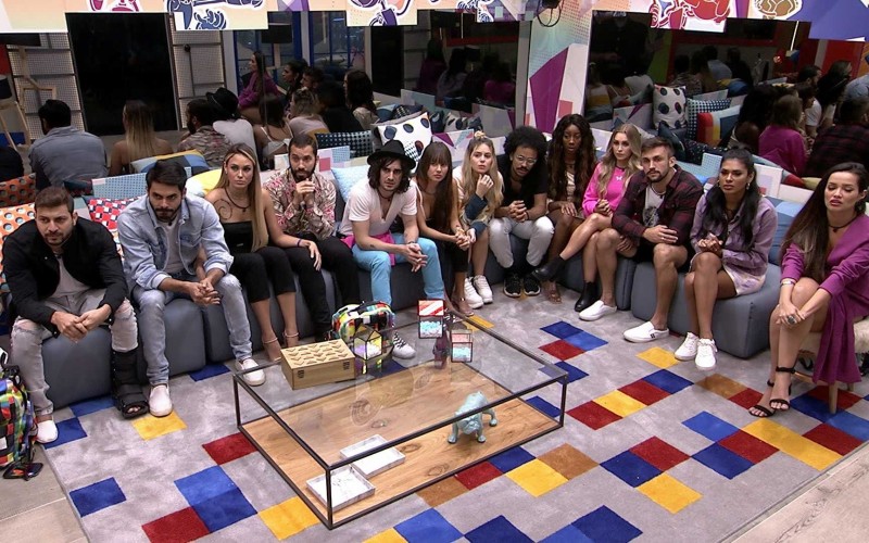 Tiago Leifert fala com brothers na noite da sétima Eliminação