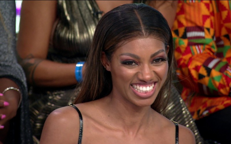 Tina entrega que recebeu nudes na DMs