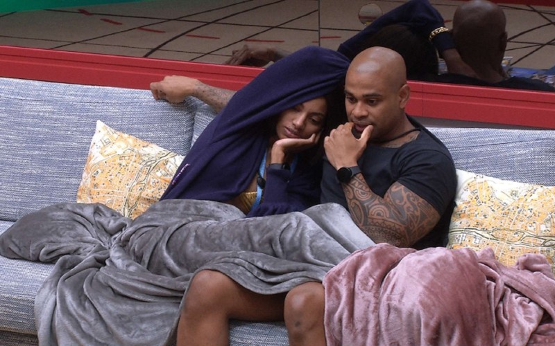 Trégua? Cézar e Tina terminam madrugada conversando no sofá