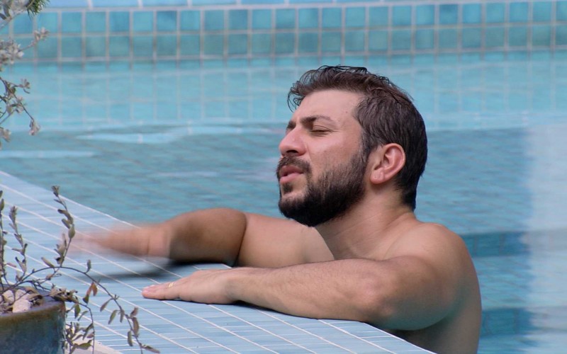 Único acordado, Caio canta na piscina do BBB21
