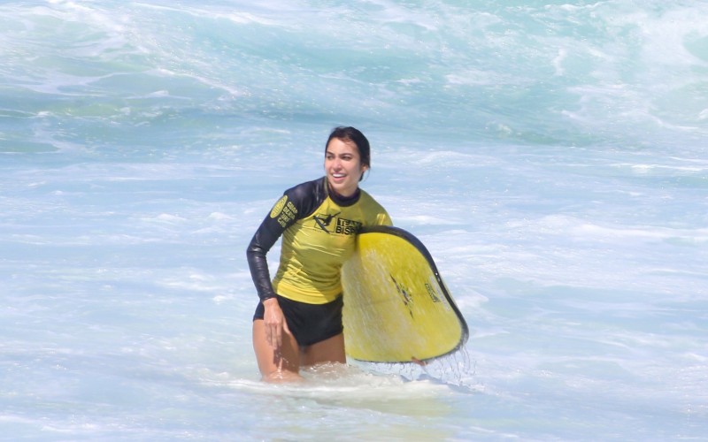 Vanessa Lopes surfa e curte dia de sol em Ipanema, no Rio