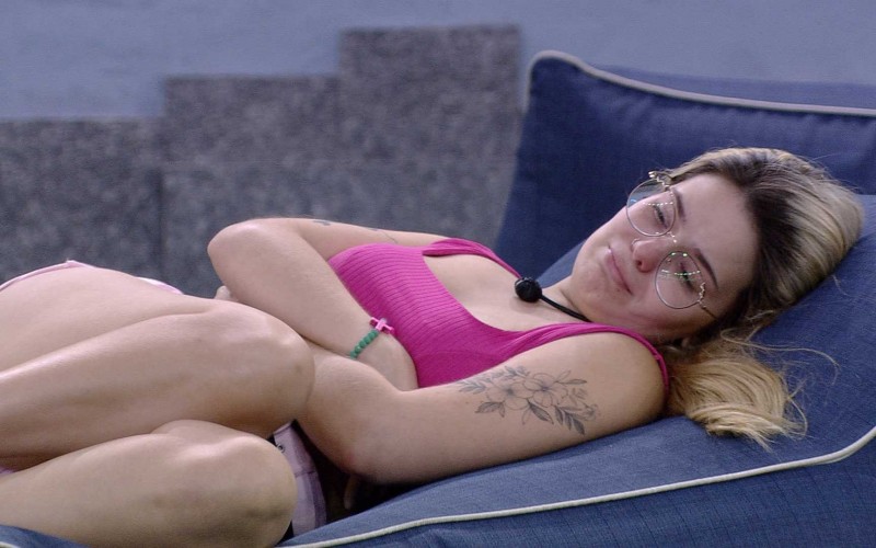 Viih Tube chora sozinha no gramado do BBB21