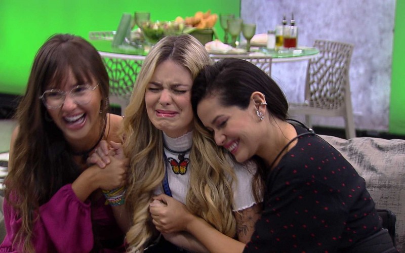 Viih Tube se emociona e vibra com Presente do Anjo