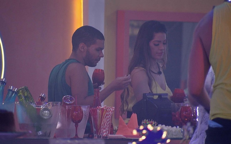 Vinicius comenta com Laís: 