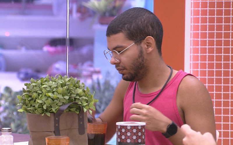 Vinicius dispara a brother: ‘Você quer me dar um trato?’