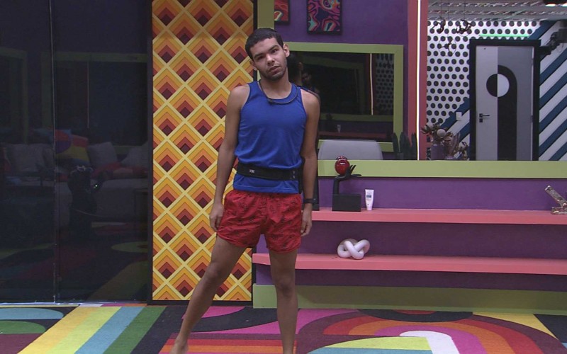 Vinicius, do BBB 22, faz coreografias sozinho na sala da casa