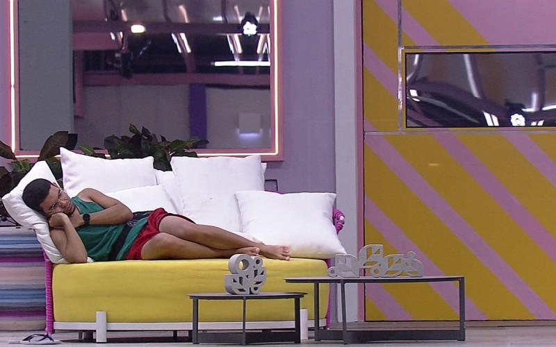 Vinicius reflete sozinho na área externa da casa do BBB 22