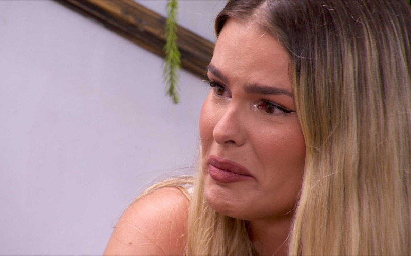 Yasmin chora após briga com Davi e faz pedido a participantes