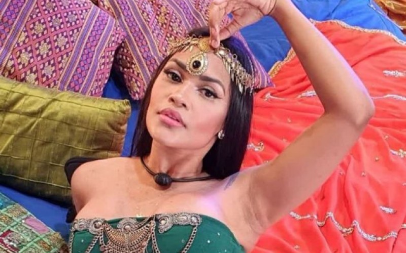 BBB20 - Flayslane se descontrola, faz xixi no chão e tenta ficar pelada durante festa