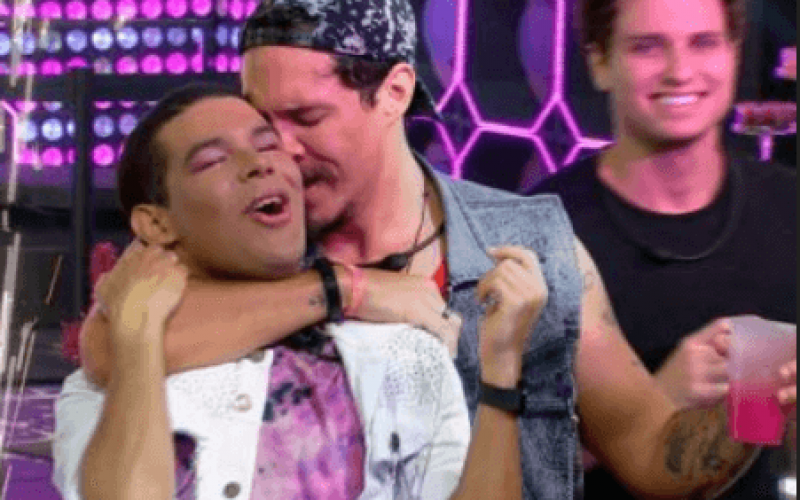 No BBB22, Eliezer e Vyni dançam agarrados e discutem na festa