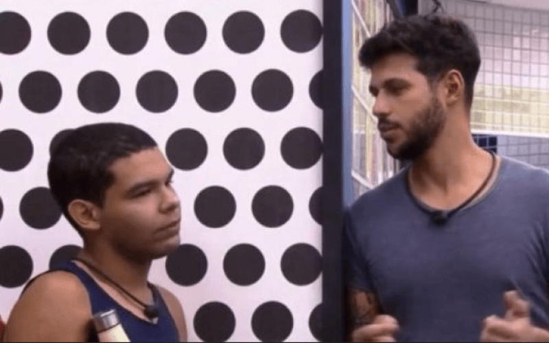 BBB22: Rodrigo usa o termo “traveco” e é repreendido por brothers
