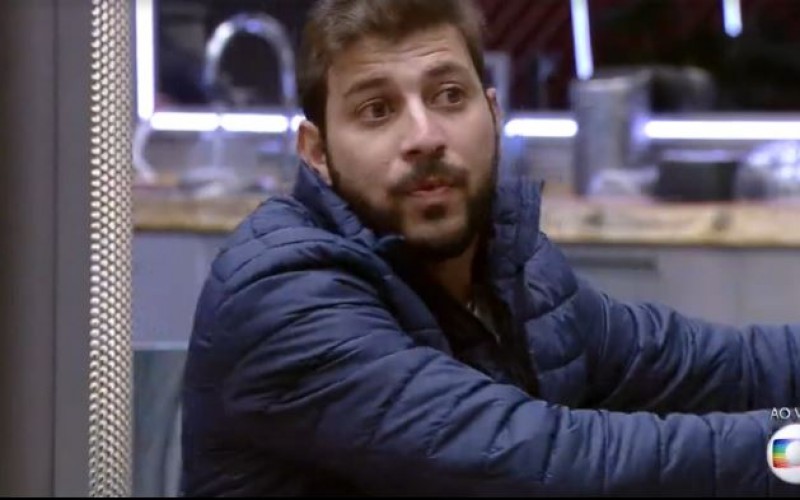 Caio e Fiuk trocam farpas ao vivo durante jogo da discórdia 