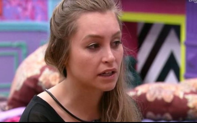 Carla Diaz anuncia término com Arthur e explica decisão