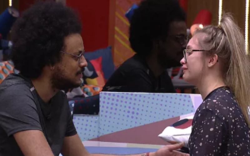 Carla Diaz chora enquanto conversa com João Luiz