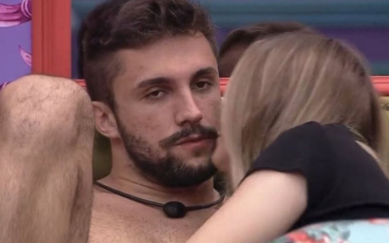 Carla Diaz implora por atenção de Arthur no BBB21: 