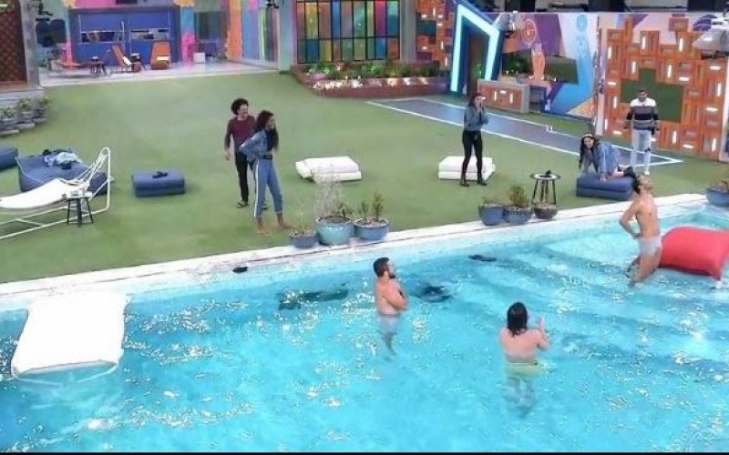 Gil abaixa a cueca após pular na piscina ao vivo na Globo