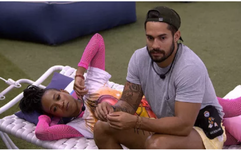 Karol Conká se desentende com Arcrebiano: 