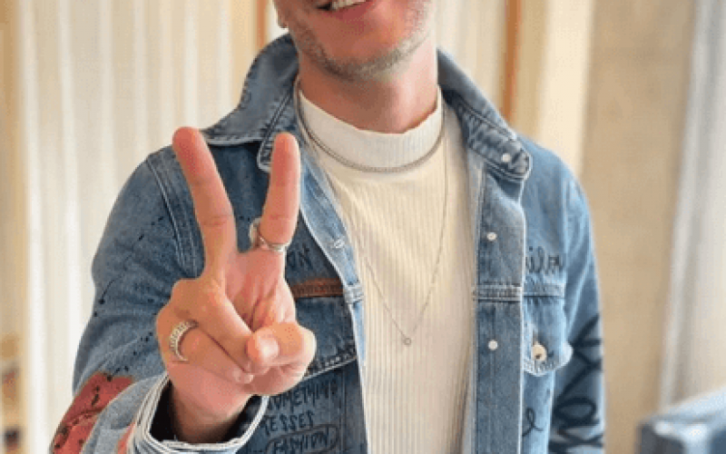 “Não conseguiram me derrubar e não vão conseguir agora”, desabafa Arthur Aguiar após ataques