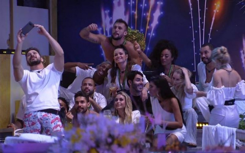 Resumo BBB21 28/01: Festa Réveillon anima brothers durante madrugada