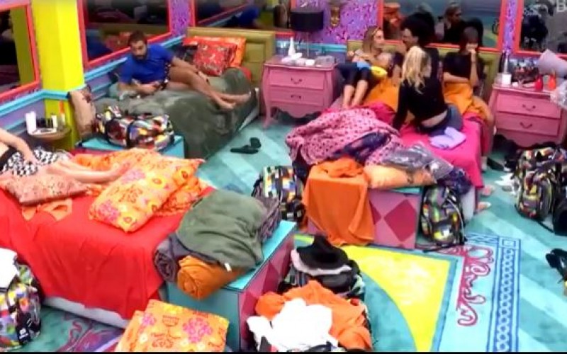 Sarah diz que gosta de Bolsonaro e fãs do BBB pedem saída da sister 