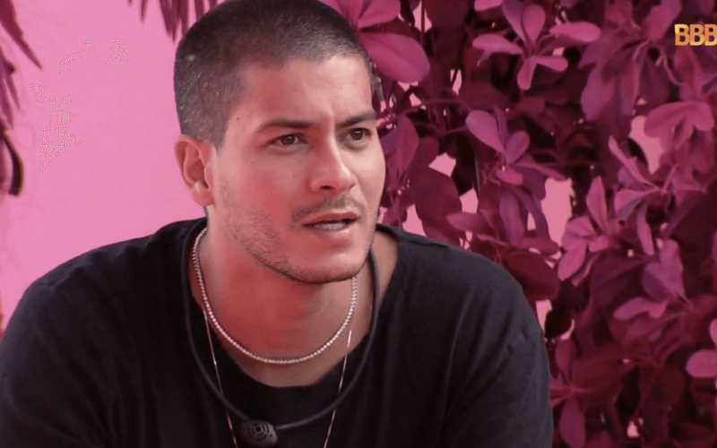 Web dispara contra Arthur Aguiar: ”Campeão mais flopado da história” 