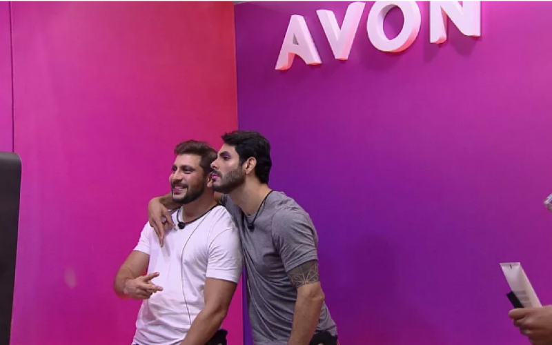 Brothers fazem selfie após serem maquiados pelas sisters