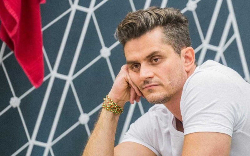 Ex-BBB Marcos Harter sofre acidente de carro na estrada
