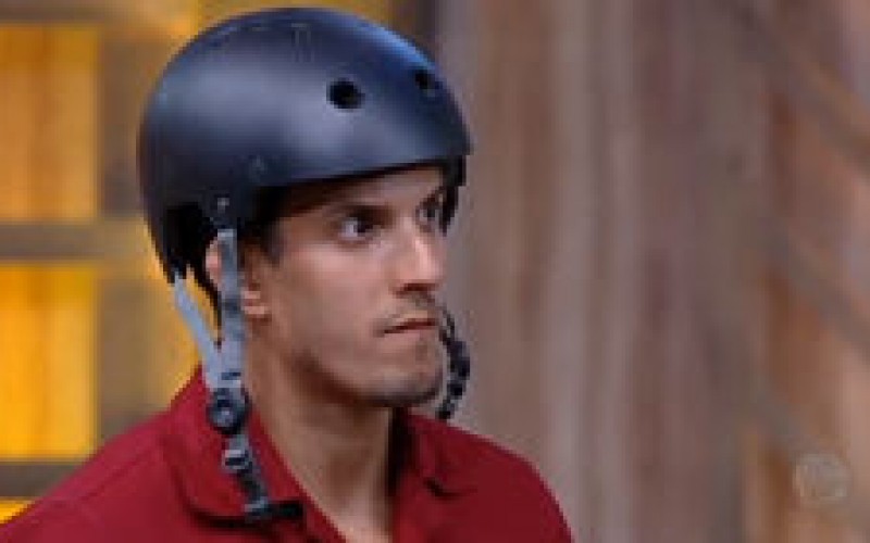 Felipe escolhe Catia e Chulapa para dormirem na baia