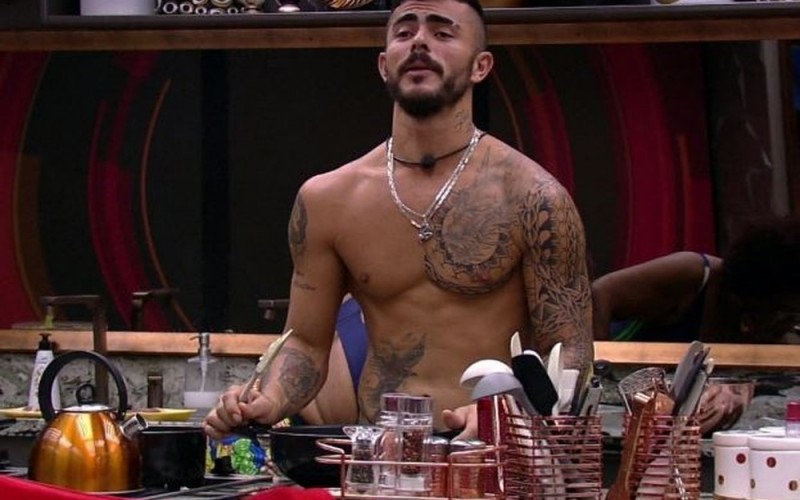 Filho de Tereza, do BBB19, sensualiza no palco de Eliminação
