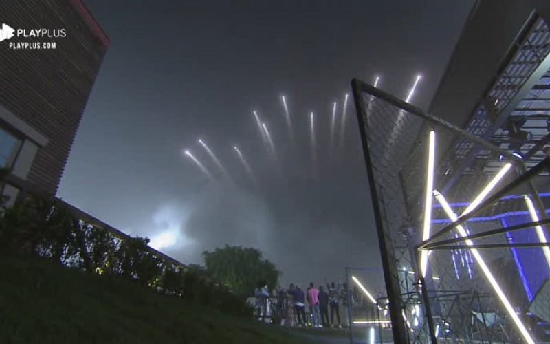 Finalistas e ex-peões de ‘A Fazenda 11’ assistem à queima de fogos