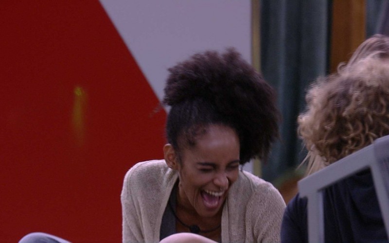 Gabriela diz que já teve vontade de beijar uma sister