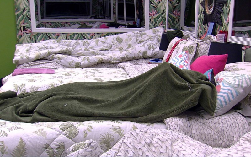 Gleici chora embaixo do edredom
